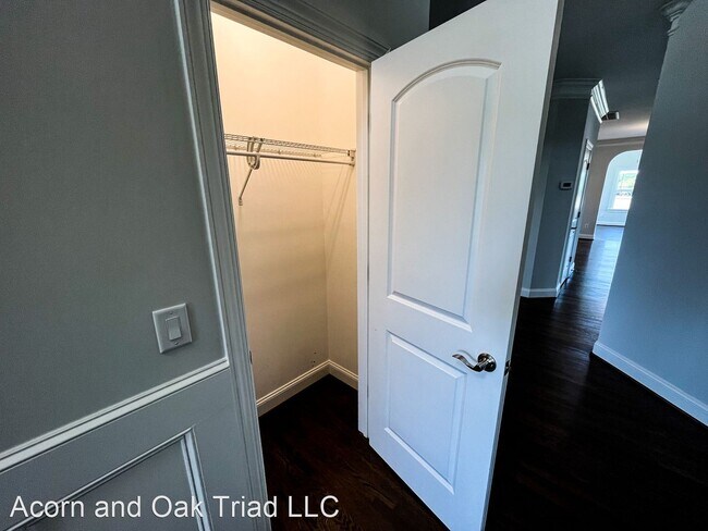 Building Photo - 4 br, 3.5 bath House - 7920 Northwest Mead...