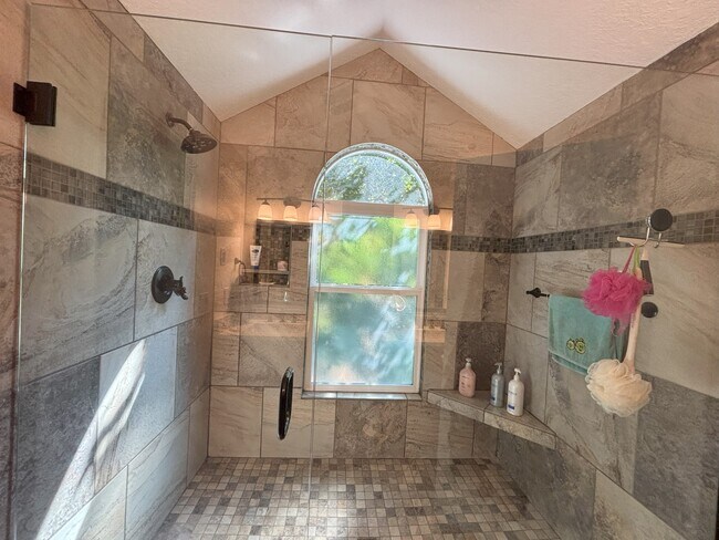 Building Photo - 17927 Ridge Lake Dr