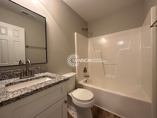 Building Photo - Newly Remodeled 5 Bed 2.5 Bath