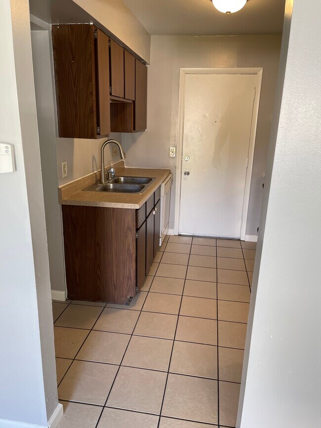 Building Photo - 4465 W Milham Ave