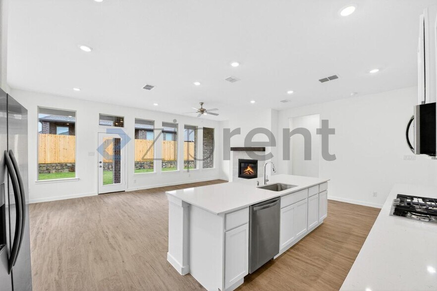 Building Photo - Unit