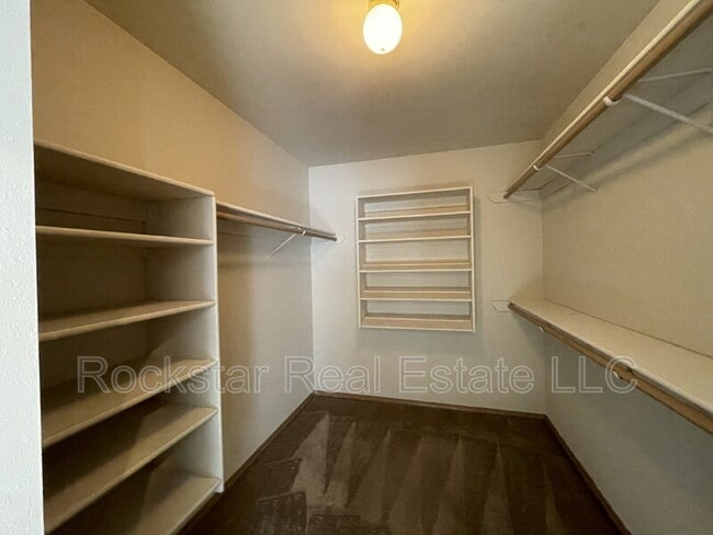 Building Photo - 5605 N Northwood Dr