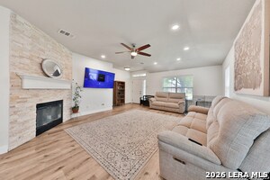 Building Photo - 722 Point Springs