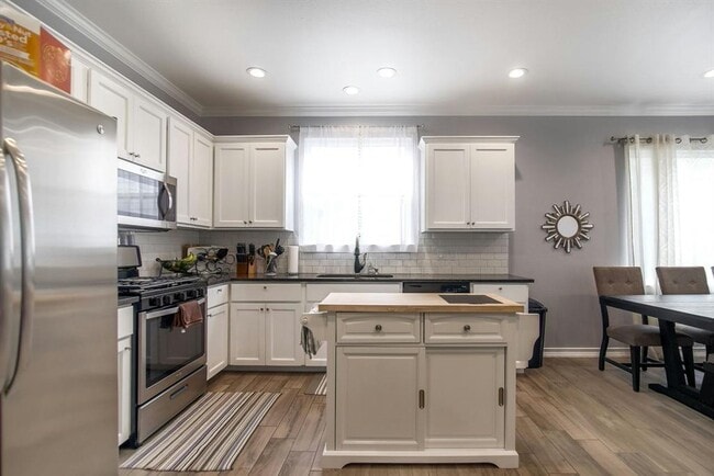 Building Photo - 2109 Maxwell Ln