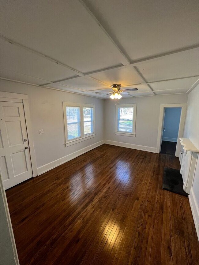 Building Photo - Remodeled spacious home in great location!