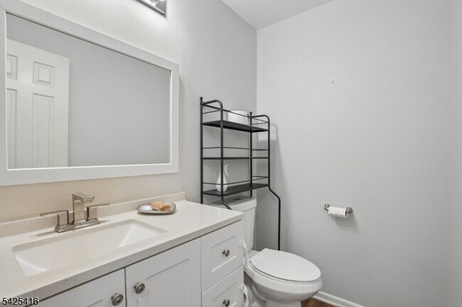 Building Photo - 14 Exeter Rd