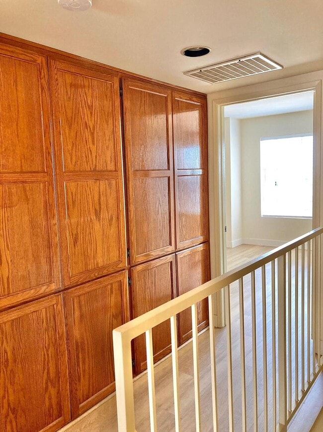 Building Photo - Charming 2 Bedroom 2 Bath townhouse with a balcony in La Crescenta.