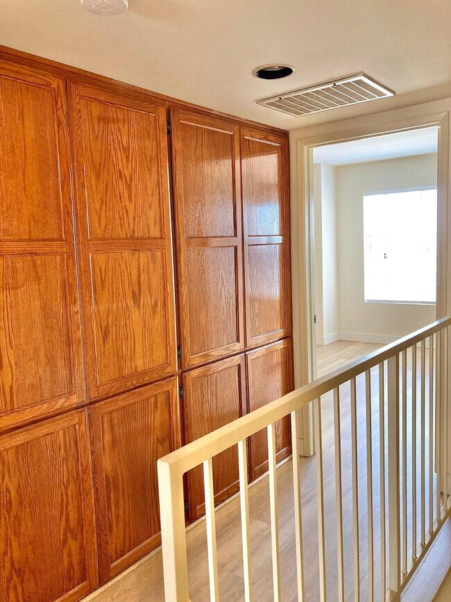 Building Photo - Charming 2 Bedroom 2 Bath townhouse with a...