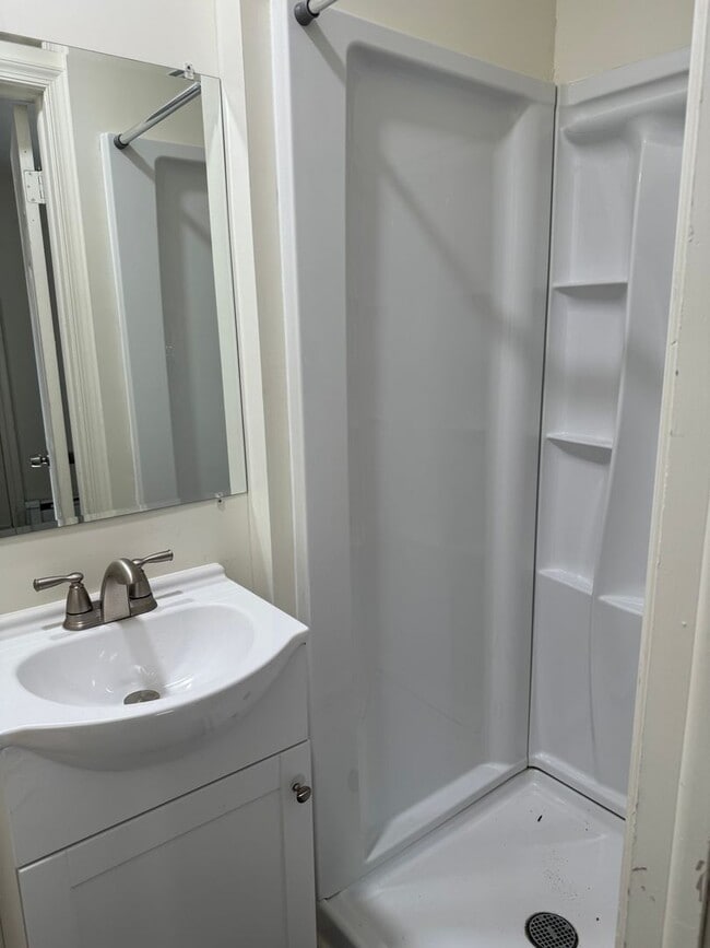 Building Photo - 3 Bedroom / 1 Bathroom Home in Allentown!