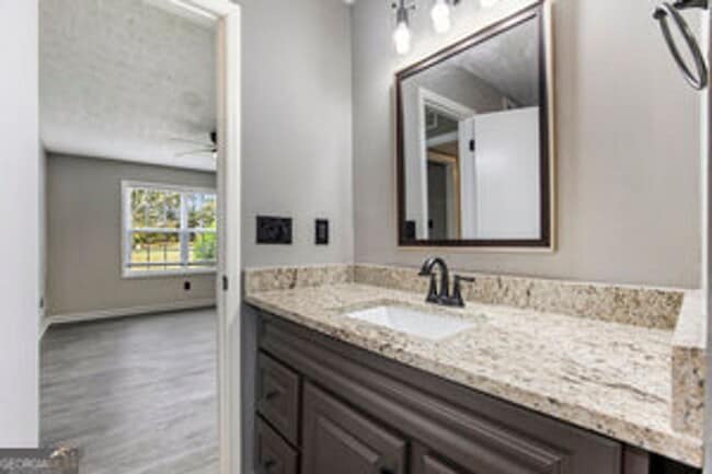 Building Photo - Like New! 2 bedroom 2 bathroom end unit co...