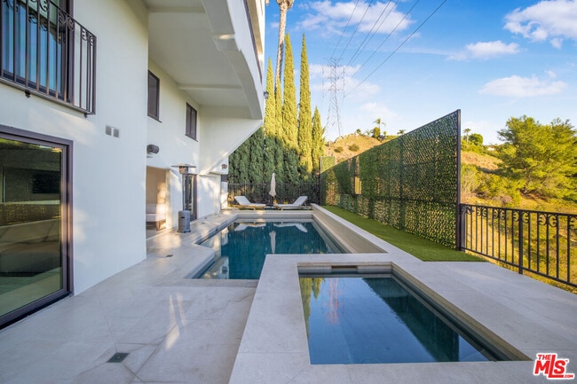 Building Photo - 7212 Mulholland Dr