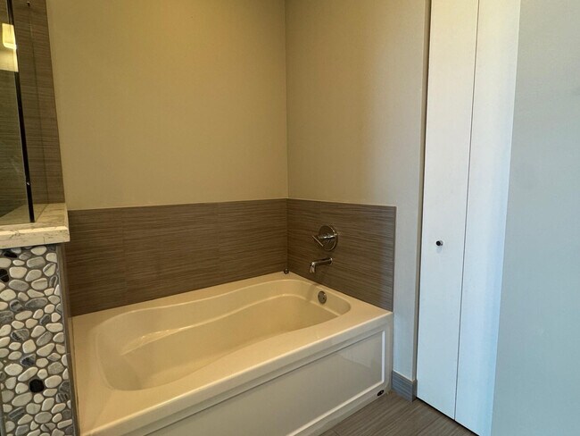 Building Photo - 313 NE 2nd St