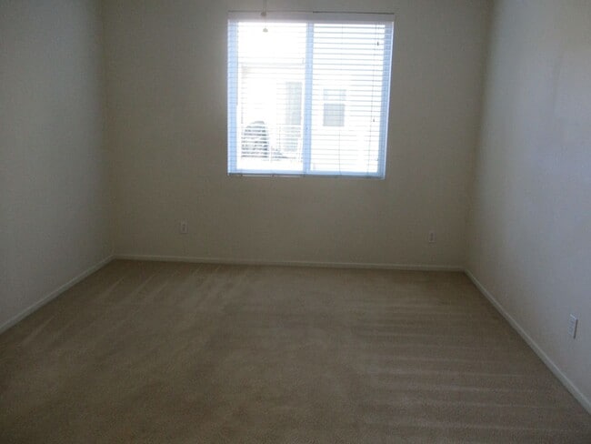 Building Photo - Beautiful 2 bedroom 2 bath town home plus ...
