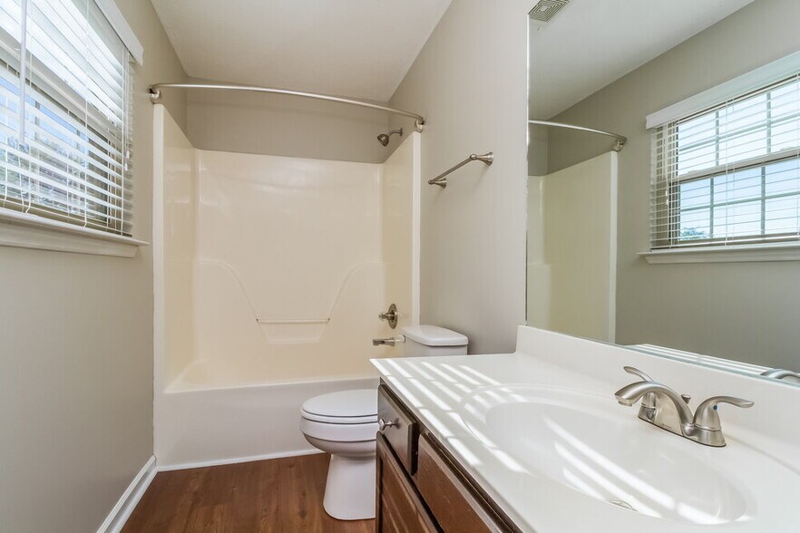 Building Photo - 1921 Pacific Pl