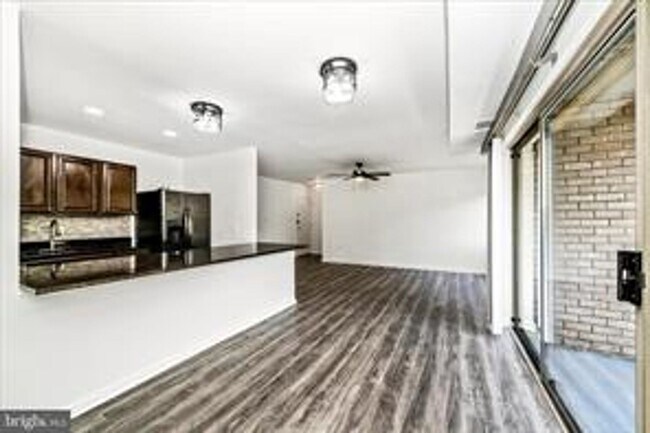 Building Photo - TOP FLOOR CONDO WITH QUIET VIEW