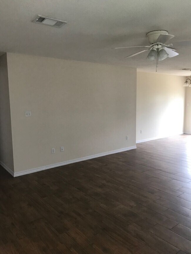 Building Photo - Convenient Location to Hulrburt Field