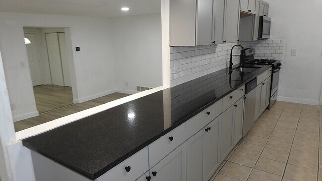 Building Photo - Newly rehabbed fully rehabbed 4 bed 2 bath...
