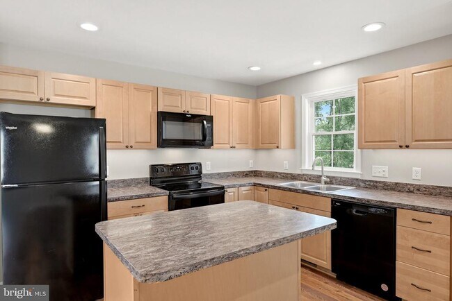 Building Photo - 640 Jenkins Ln
