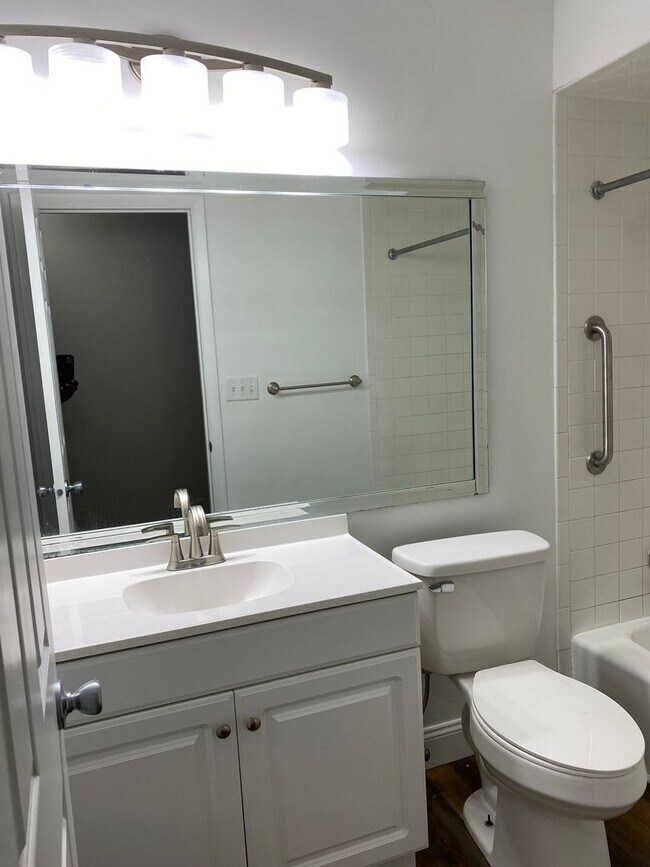 Building Photo - West side location 4br 2.5bth Finished Basement 2crg