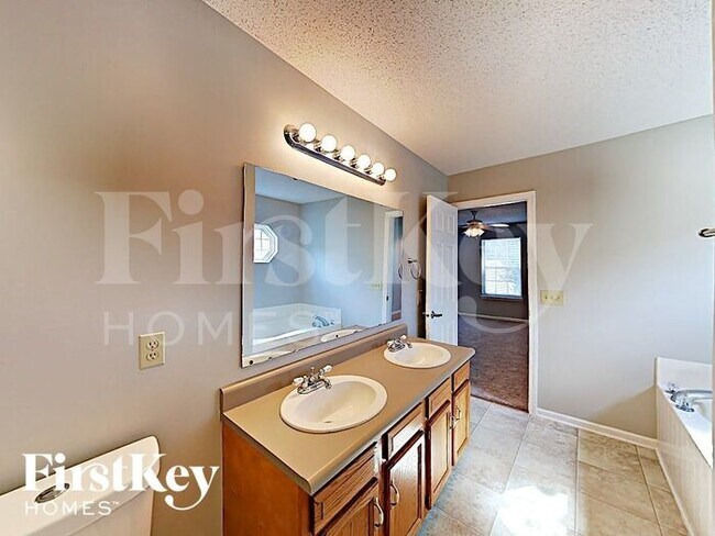 Building Photo - 10514 Blue Springs Ln