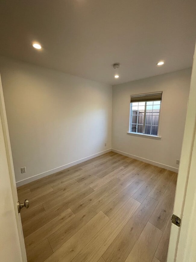 Building Photo - 2032 Ocean Park Blvd