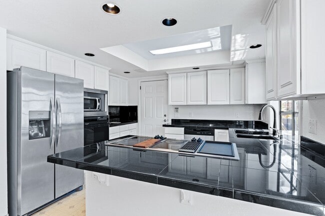 Building Photo - Utilities Paid! 3 Bedroom in Hayward with ...