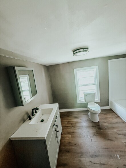 Building Photo - 15881 Kent Dr