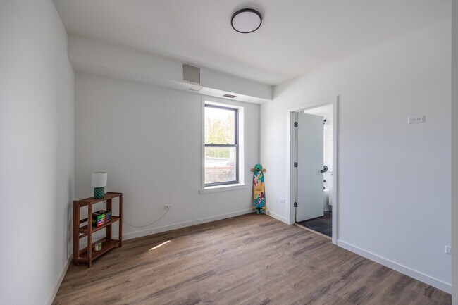 Building Photo - 4410 N Greenview Ave