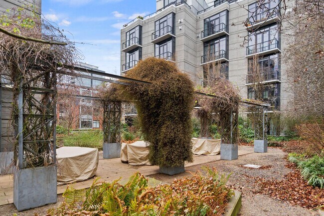 Building Photo - **FURNISHED** Streetcar Lofts studio w/parking/storage/Juliette balcony/fitness center/courtyard ...