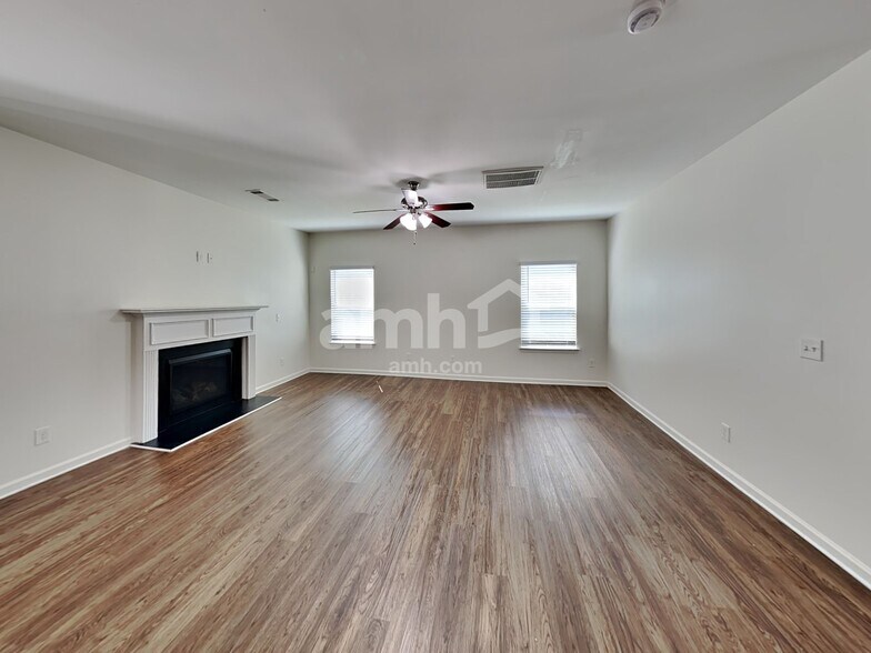 Building Photo - 402 Cleburne Pl