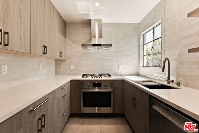 Building Photo - 502 Strand St