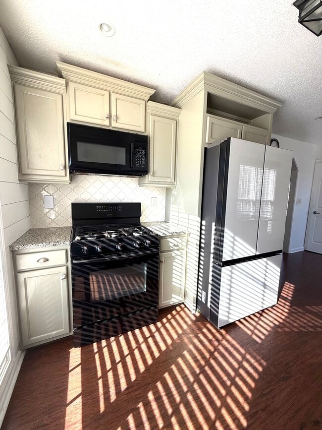 Building Photo - Charming 3 Bedroom Cape Cod