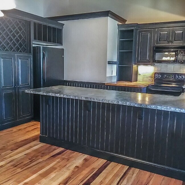 Building Photo - Charming 3-bedroom Lodge-Style Townhouse