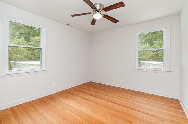 Building Photo - 828 Lemont Dr