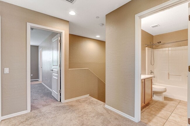 Building Photo - Gorgeous 4 bedroom near Aliante!