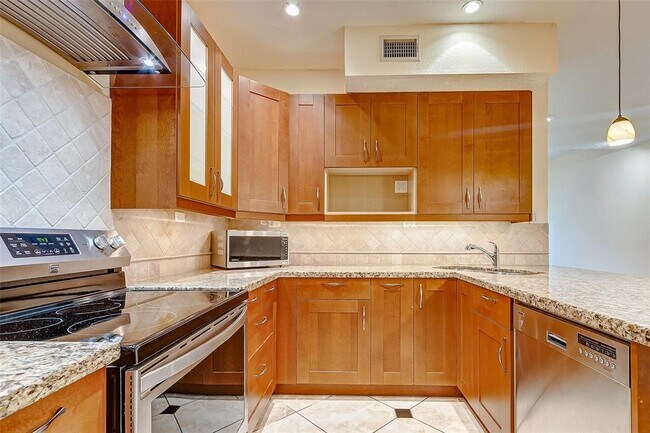 Building Photo - 7350 Kirby Dr