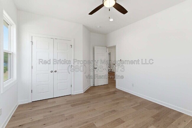 Building Photo - 4016 Dahlia Dr