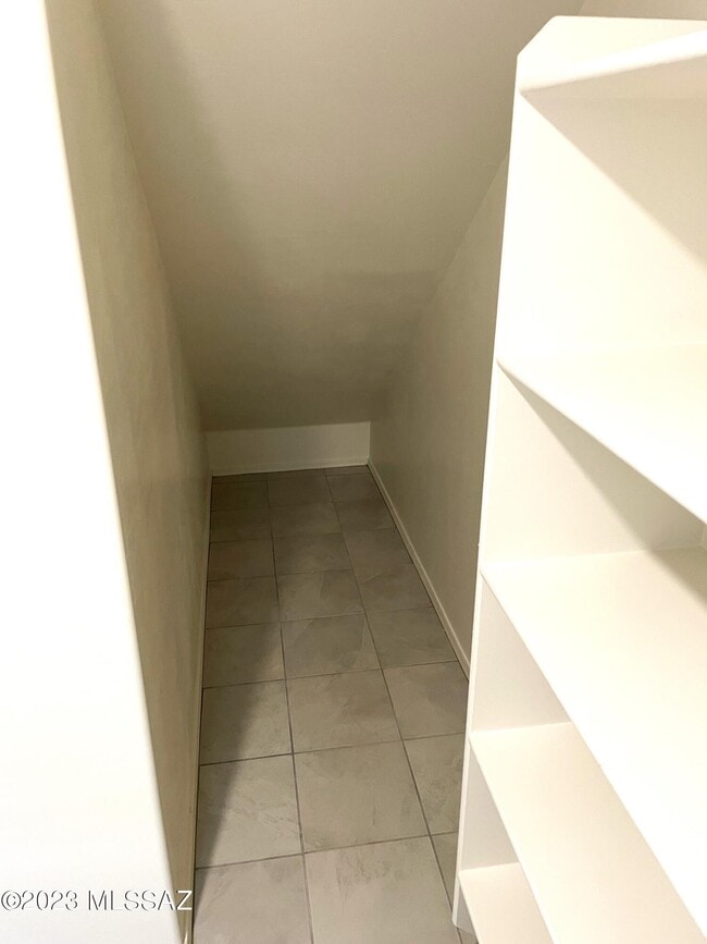 Building Photo - 1127 E Cairn St