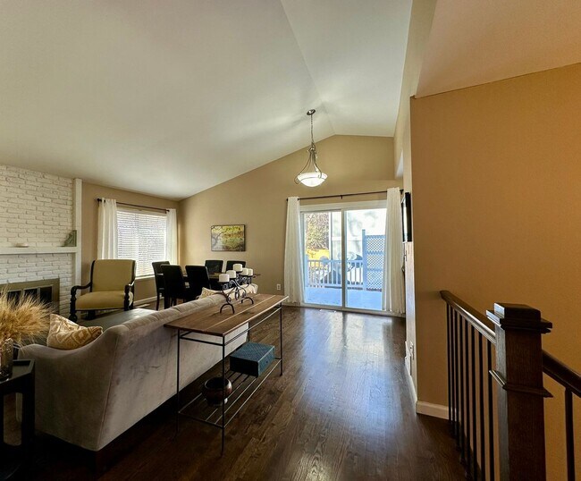 Building Photo - Fully Furnished 4 bedroom 2 bath home is Englewood!!