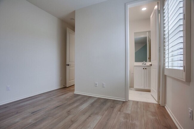 Building Photo - 5 Bedroom Home in Rancho Tesoro!