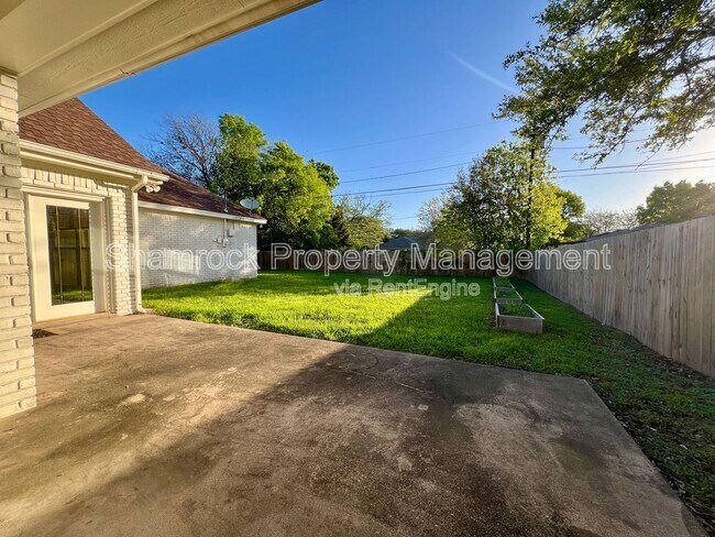 Building Photo - 208 Bonham Dr