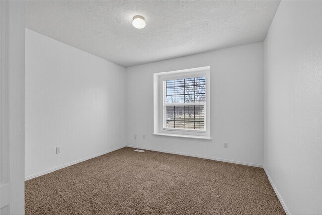 Building Photo - GREAT LOCATION - 3bd/2ba Home w/Room to Park Your Toys!