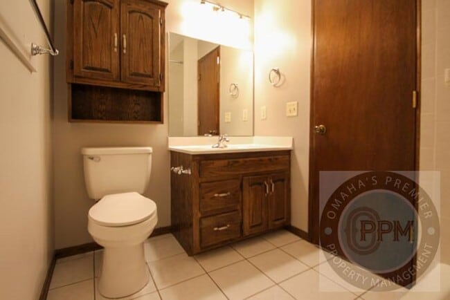 Building Photo - Discover a spacious 3Bd/2.5Ba home