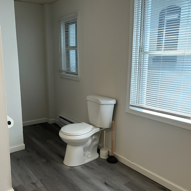 Building Photo - Accepting Section 8 - 3 Bedroom 1 Bath Hom...