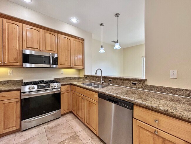 Building Photo - Stunning 4BD/3.5BA Townhouse in Pacific Be...