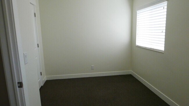 Building Photo - 323 E Pages Ln