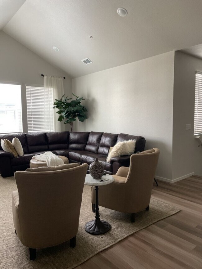 Building Photo - Newer 2 Bed / 2 Bath 2nd Floor Condo w/ 2 Car Garage