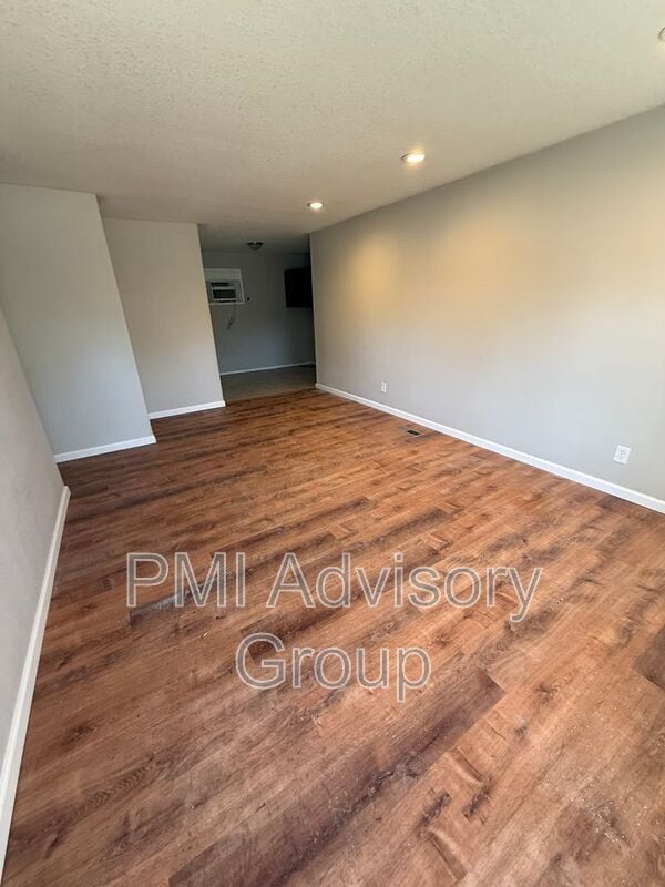 Building Photo - 3525 SE Adams St