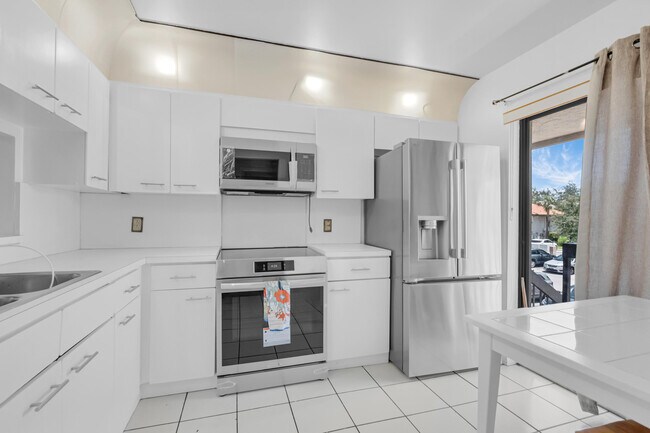 Building Photo - 300 E Club Cir