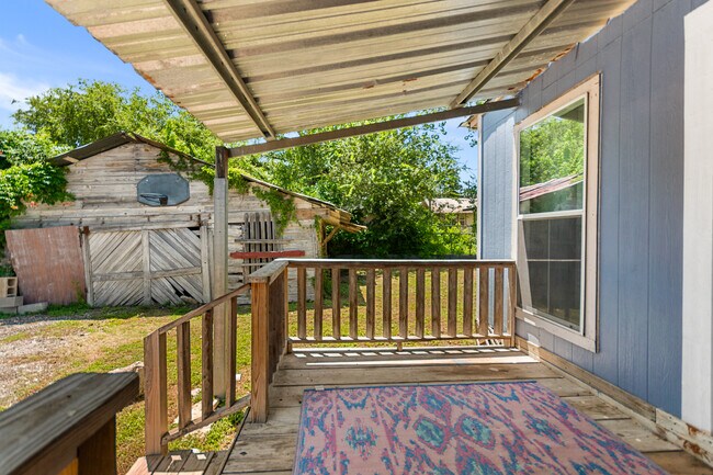 Building Photo - 2213 N Flores St
